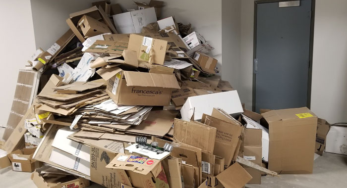 Las tiendas del centro comercial decidieron que el contenedor de reciclaje (hay que bajar 2 pisos) estaba muy lejos y han dejado todo aquí. Esa puerta es mi tienda