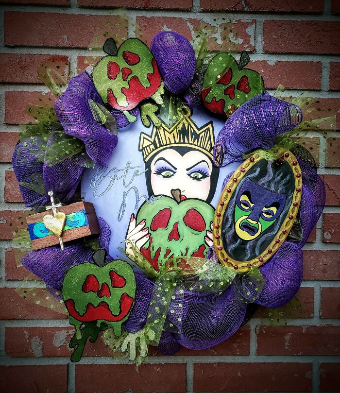 The Evil Queen Grim Hilde Villains Wreath