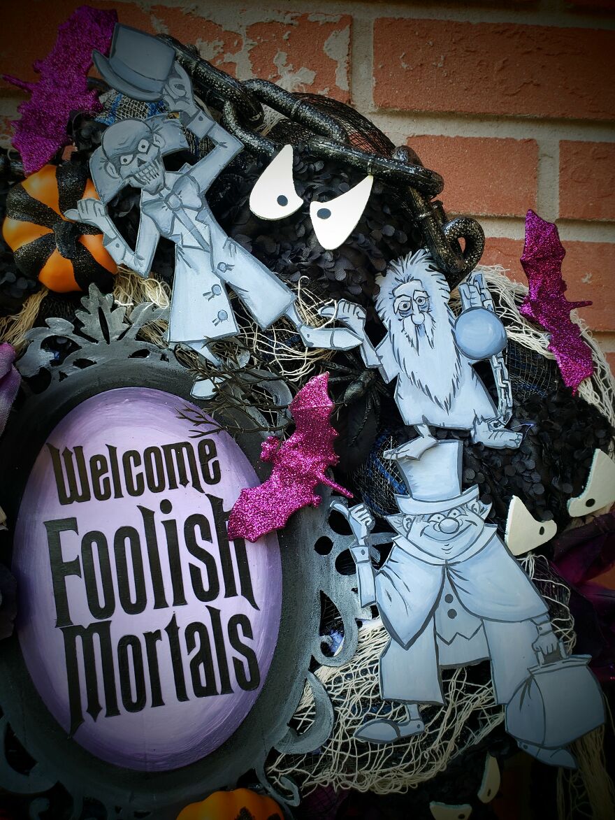 I Made A Haunted Mansion Wreath With Hitchhiking Ghosts, Madam Leota Crystal Ball, A Welcome Foolish Mortals Sign, And Many More (13 Pics)