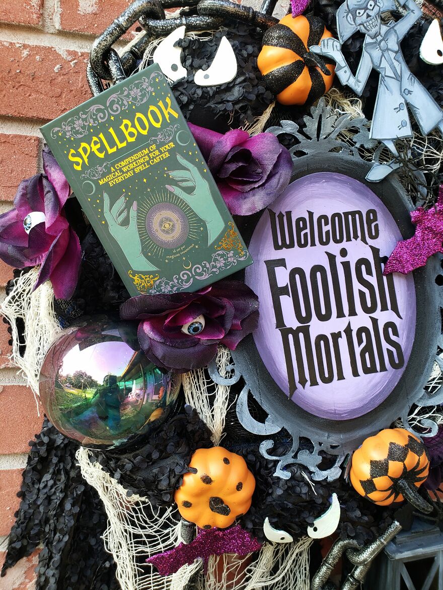 I Made A Haunted Mansion Wreath With Hitchhiking Ghosts, Madam Leota Crystal Ball, A Welcome Foolish Mortals Sign, And Many More (13 Pics)