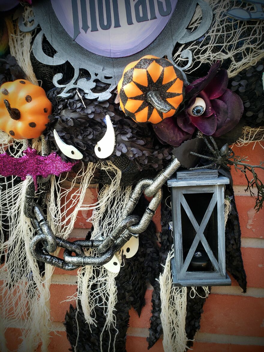 I Made A Haunted Mansion Wreath With Hitchhiking Ghosts, Madam Leota Crystal Ball, A Welcome Foolish Mortals Sign, And Many More (13 Pics)