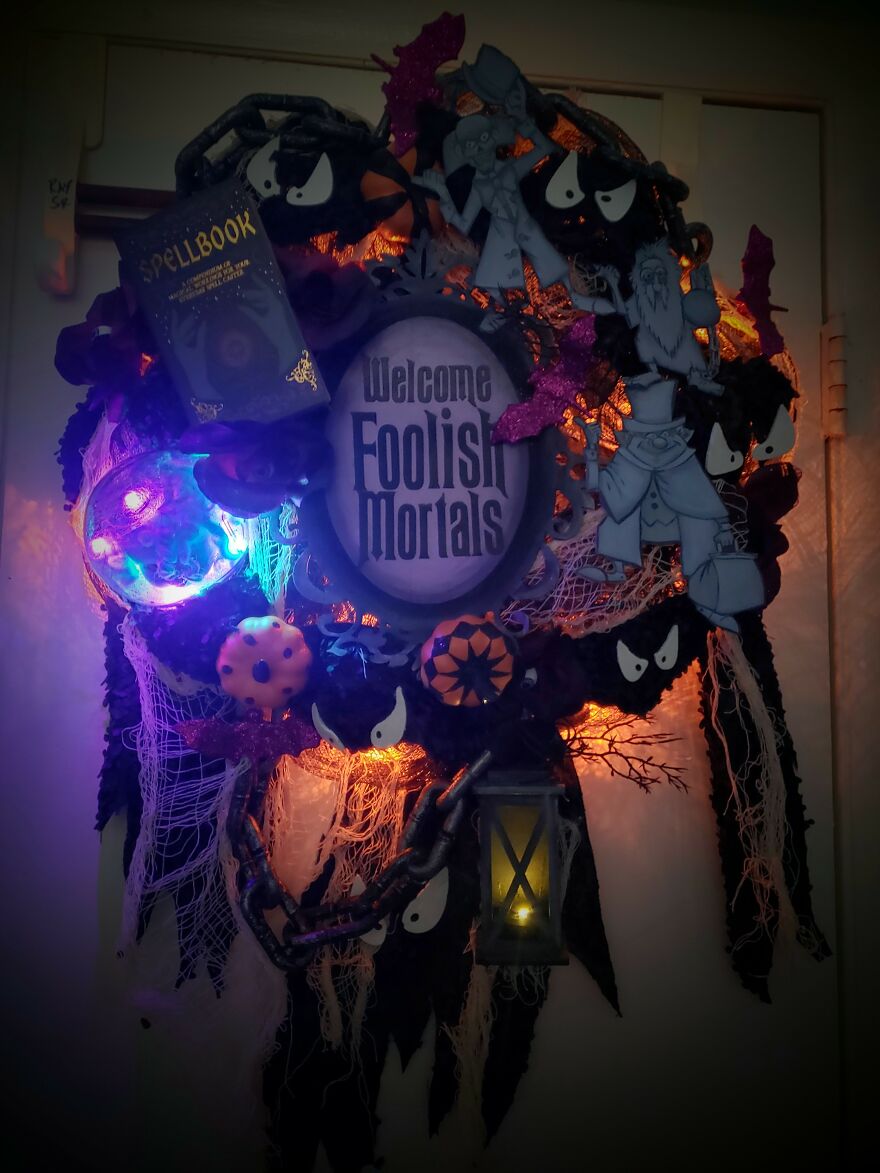 I Made A Haunted Mansion Wreath With Hitchhiking Ghosts, Madam Leota Crystal Ball, A Welcome Foolish Mortals Sign, And Many More (13 Pics)