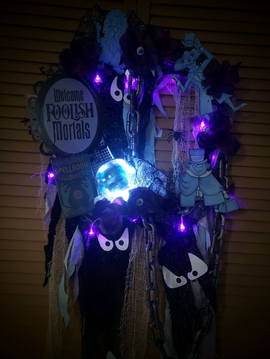 I Made A Haunted Mansion Wreath With Hitchhiking Ghosts, Madam Leota Crystal Ball, A Welcome Foolish Mortals Sign, And Many More (13 Pics)