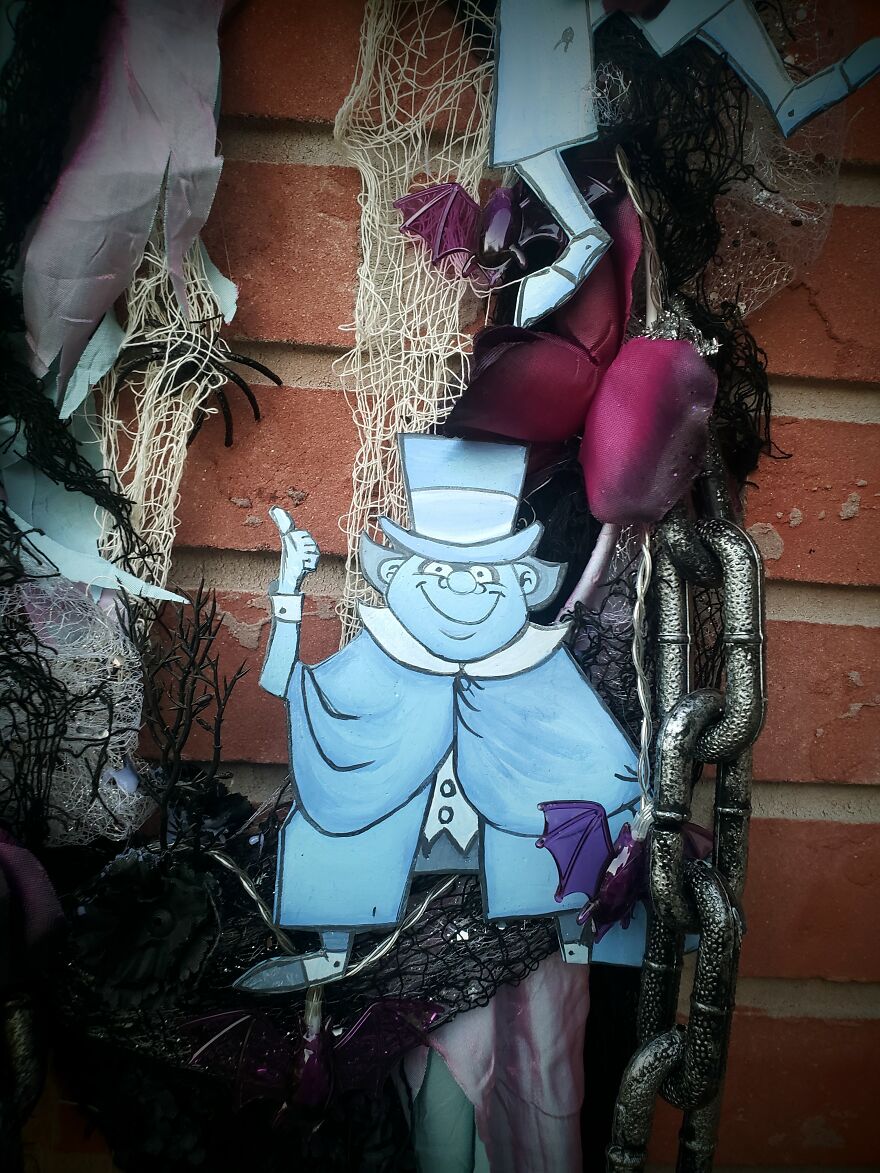 I Made A Haunted Mansion Wreath With Hitchhiking Ghosts, Madam Leota Crystal Ball, A Welcome Foolish Mortals Sign, And Many More (13 Pics)