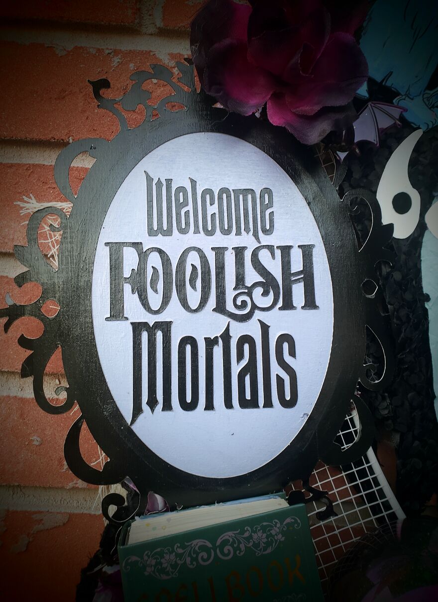 I Made A Haunted Mansion Wreath With Hitchhiking Ghosts, Madam Leota Crystal Ball, A Welcome Foolish Mortals Sign, And Many More (13 Pics)