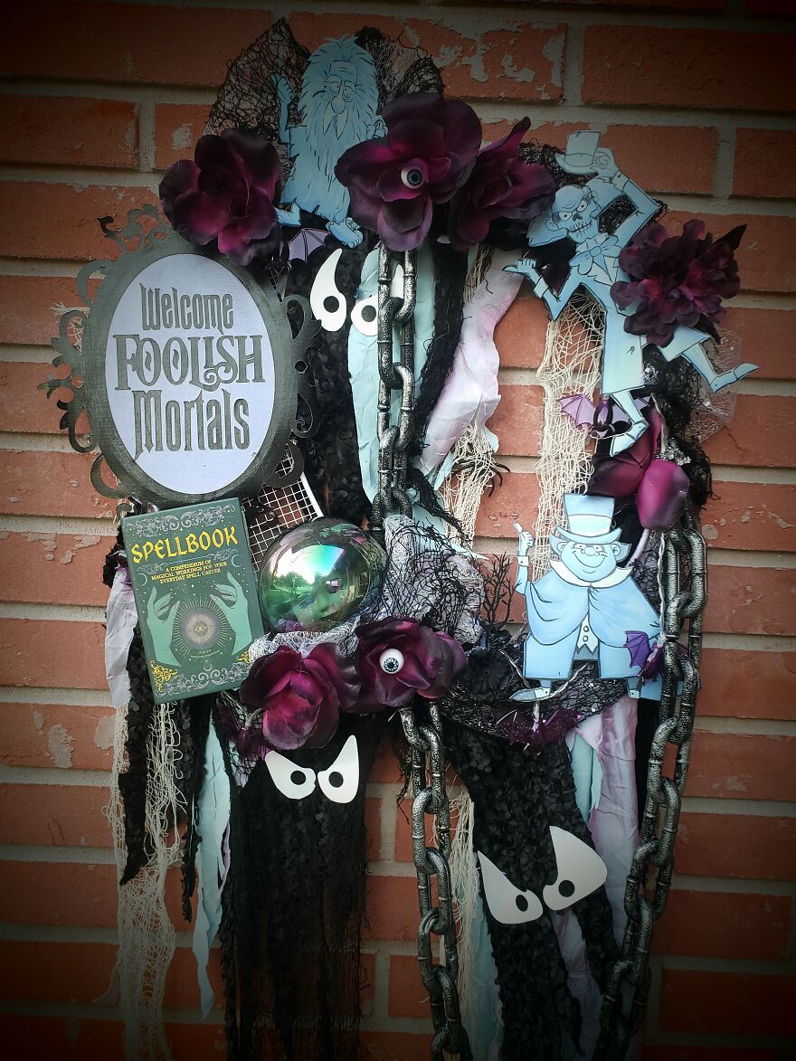 I Made A Haunted Mansion Wreath With Hitchhiking Ghosts, Madam Leota Crystal Ball, A Welcome Foolish Mortals Sign, And Many More (13 Pics)