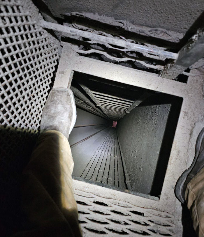 Me quedé atrapado en este espacio junto al hueco del ascensor, menos mal que llevaba herramientas y equipo para escalar