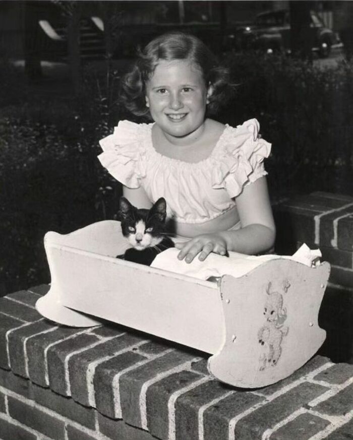 76 Vintage Photos Of Cats Posing With Famous People And Interesting Personalities (New Pics)