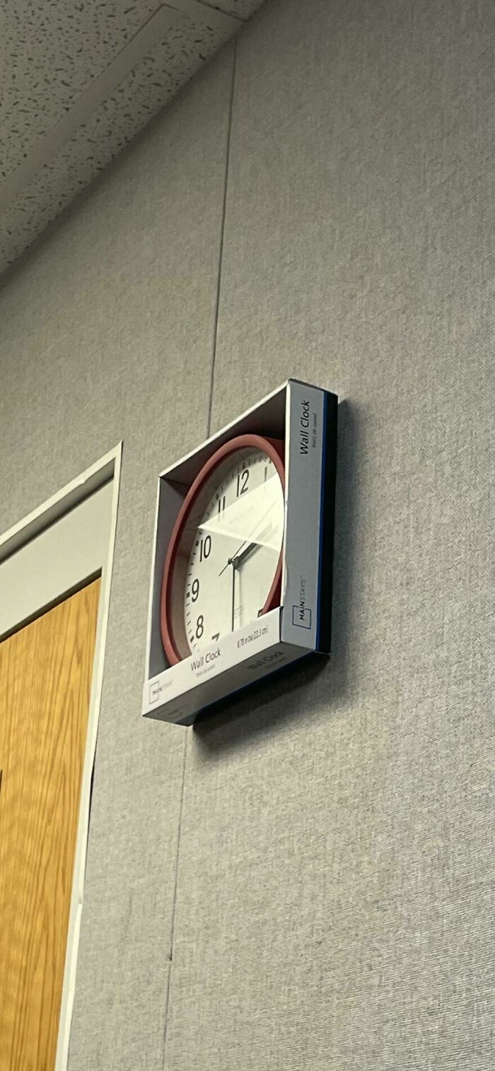 El reloj que han puesto en la sala de ensayo de la escuela