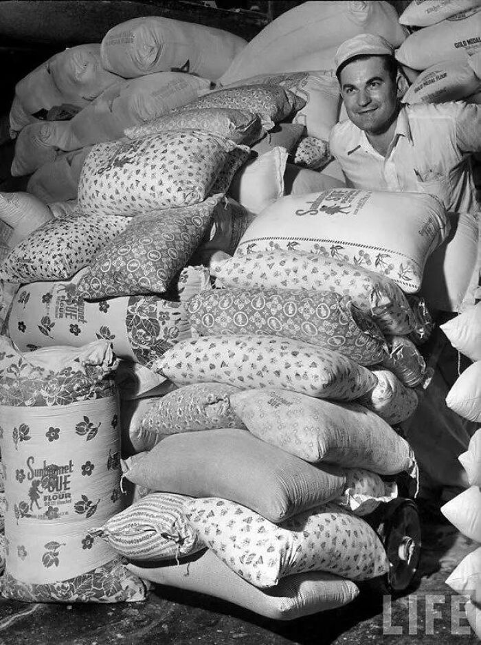 Cuando se dieron cuenta de que las mujeres usaban sus sacos para confeccionar ropa para sus hijos, los molinos harineros de los años 30 comenzaron a utilizar telas floreadas para sus sacos. (1939)