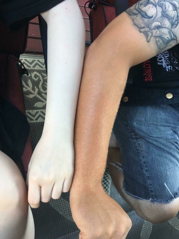 La diferencia de bronceado entre mi hermano y yo