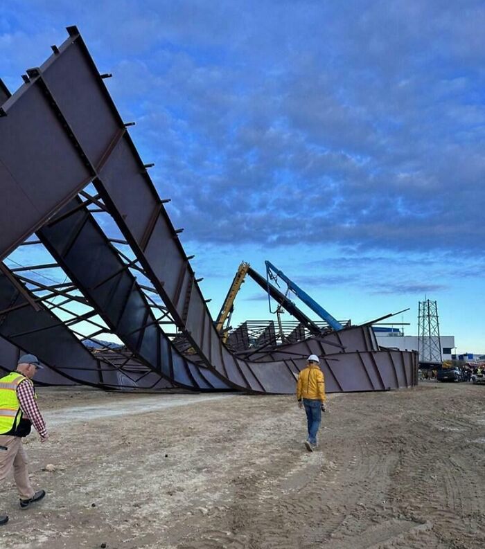 Mi amigo estaba aquí, trabajando con el contratista de grúas del aeropuerto de Boise, y ocurrió un accidente. Tres hombres fueron aplastados y nueve resultaron gravemente heridos.