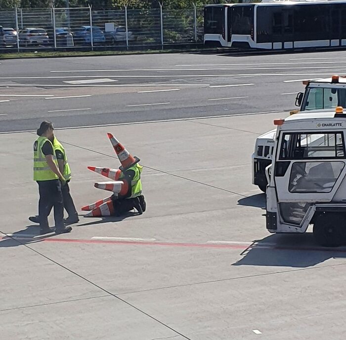 Trabajadores divirtiéndose en el aeropuerto de Praga