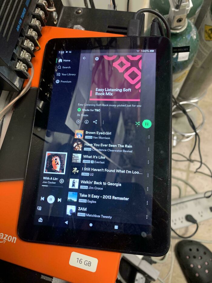 Mi jefe en el trabajo pone la misma lista de reproducción todos los días durante los últimos 6 años. Estoy en el purgatorio