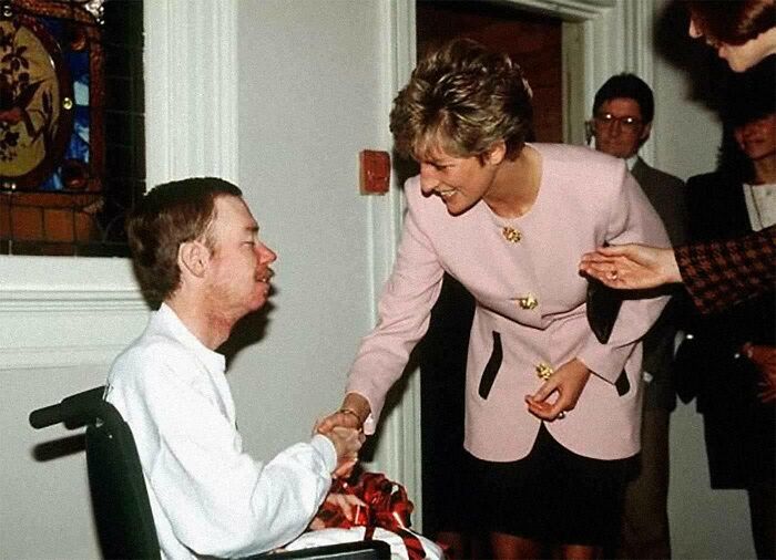 La princesa Diana estrecha la mano de un paciente con sida sin guantes, 1991