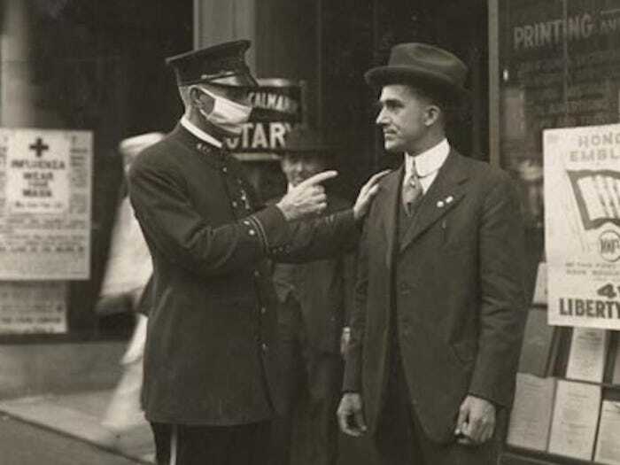 Un policía de San Francisco regaña a un hombre por no llevar mascarilla durante la pandemia de gripe de 1918