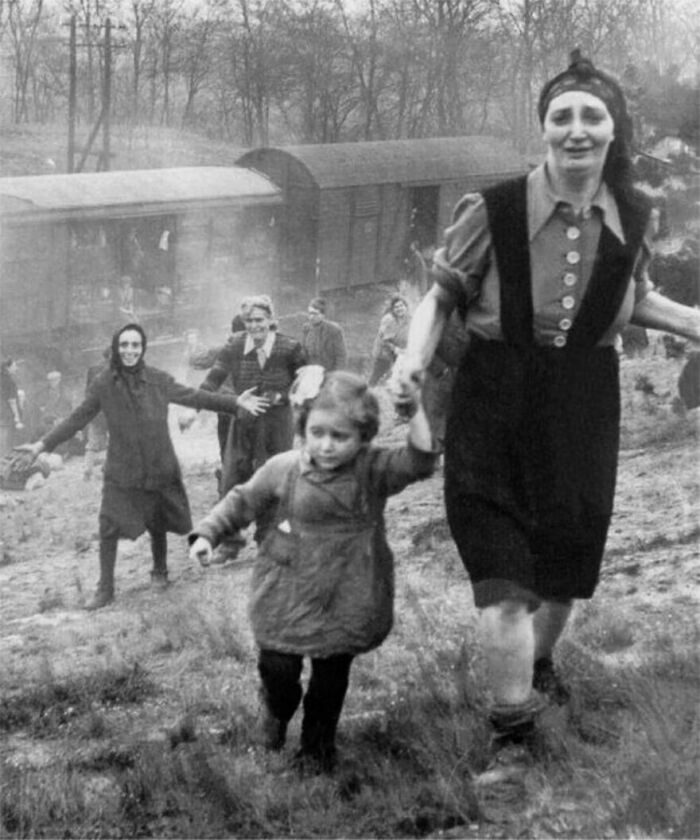 Prisioneras judías después de ser liberadas de un tren de la muerte, 1945