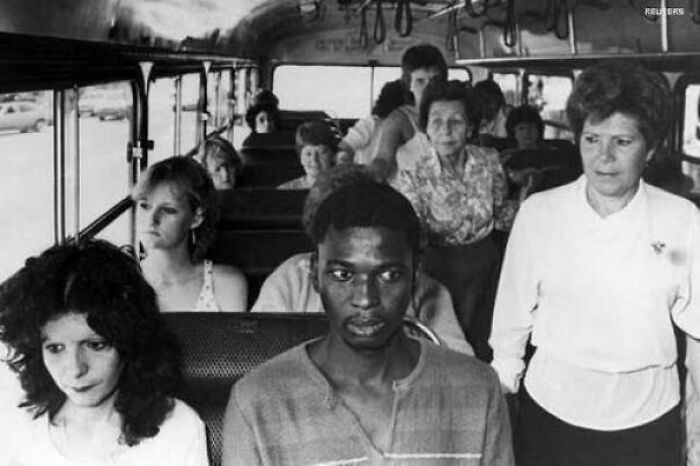 Un hombre viaja en un autobús en Durban, reservado sólo para pasajeros blancos, en resistencia a las políticas de apartheid de Sudáfrica, 1986