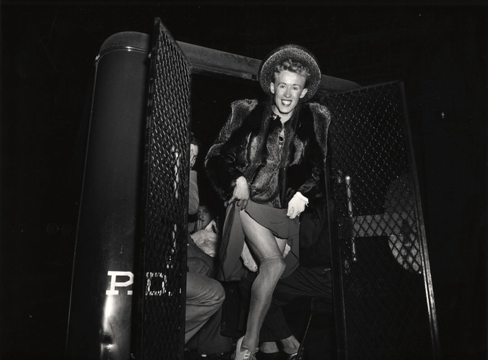 Un hombre arrestado por vestirse de mujer sale de un furgón policial, Nueva York, 1939