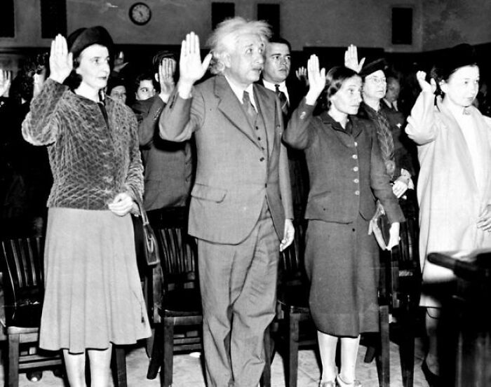 Albert Einstein, su secretaria Helen (izquierda) y su hija Margaret (derecha) se convierten en ciudadanos estadounidenses para evitar regresar a la Alemania nazi, 1940