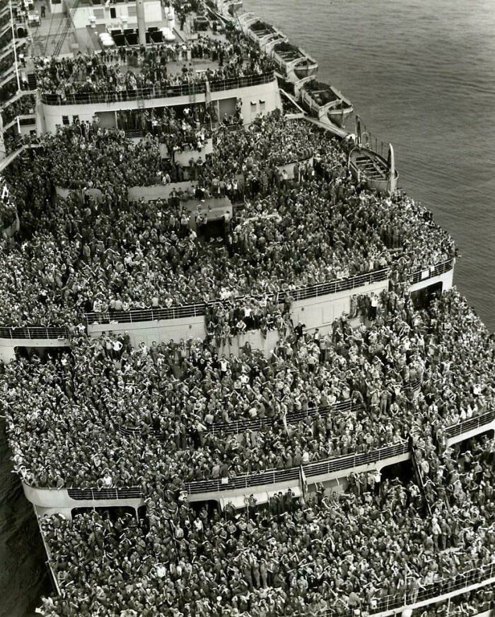 Soldiers Returning Home From Wwii 1945