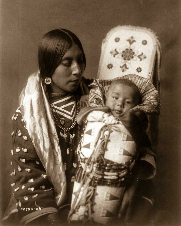 Una madre nativa americana y su hijo, década de 1900