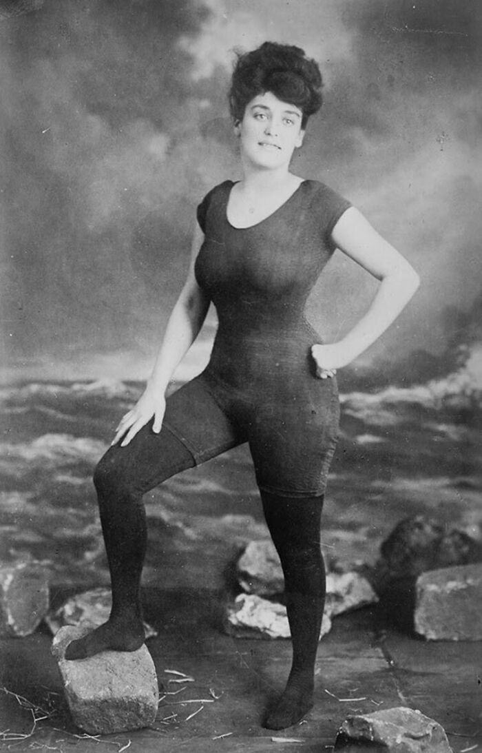 Annette Kellerman promueve el derecho de las mujeres a usar un traje de baño de una pieza ajustado. Fue arrestada por indecencia. (1907)