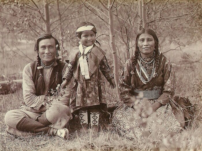 Samson Beaver, miembro de la Primera Nación Stoney, con su esposa Leah y su hija Frances Louise, 1907. Foto tomada por Mary Schäffer