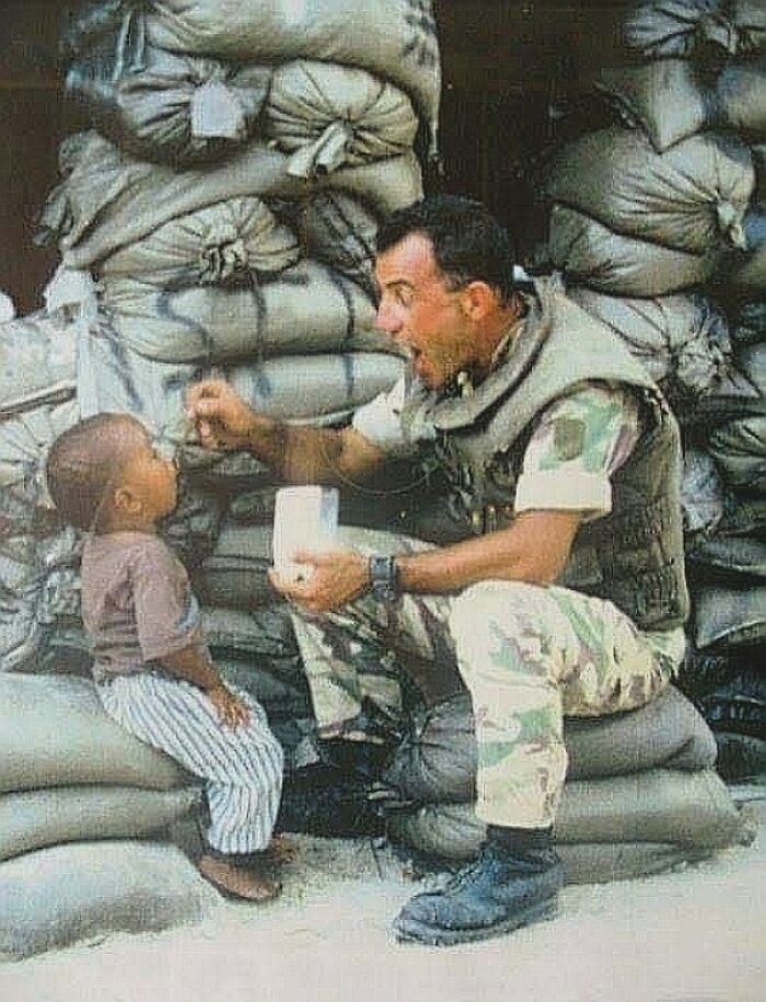 Mogadiscio, 1993. Un soldado italiano da comida a un huérfano local