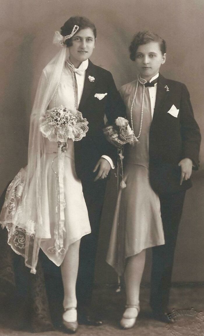 Fotografía de taller: "Una pareja de lesbianas medio travestidas de boda"; Reino de Hungría - Budapest, 1920