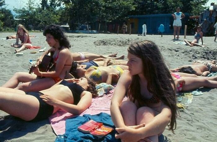 Una playa en Irán unos meses antes de la Revolución Islámica, 1979