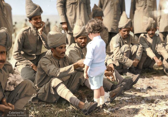 Un niño francés se presenta a los soldados indios que acababan de llegar a Francia para luchar junto a las fuerzas francesas y británicas, Marsella, 30 de septiembre de 1914