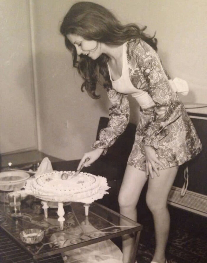 Mujer cortando su pastel de cumpleaños en Irán en 1973, cinco años antes de la Revolución Islámica