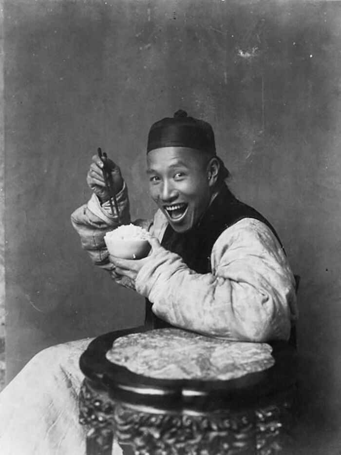 "El hombre más feliz de China", tomada en 1901 por antropólogos británicos después de decidir documentar a los chinos. Los chinos no sabían que las fotografías eran un "asunto serio" y decidieron tomárselo a risa, de ahí la pose y la sonrisa