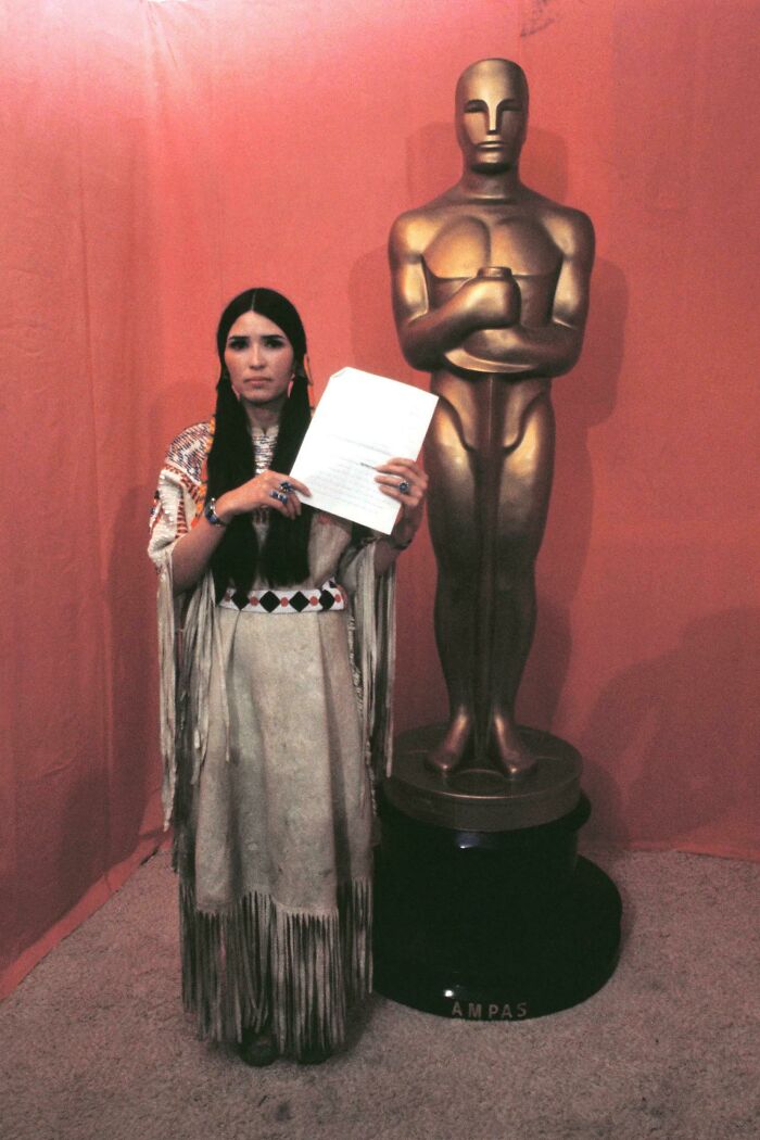 En 1973, Marlon Brando rechazó su Oscar por El Padrino para permitir que Sacheen Littlefeather protestara por la representación de los nativos americanos en Hollywood