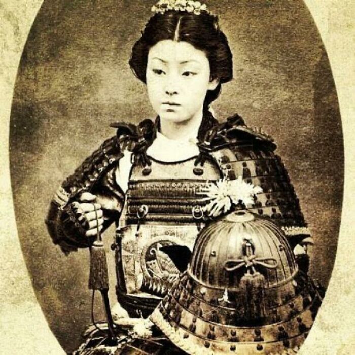 Nakano Takeko (Onna-Musha del Dominio de Aizu) En el Japón Imperial, ella y otras mujeres lucharon en la Batalla de Aizu en octubre de 1868 durante la Guerra Boshin, cuando el 16 de octubre, ella murió en batalla por un disparo de rifle. Se la muestra con armadura samurái completa, 1860 - 1868