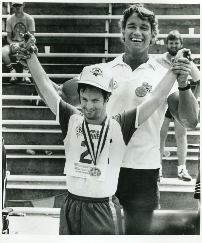 Arnie apoyando a deportistas discapacitados, 1983