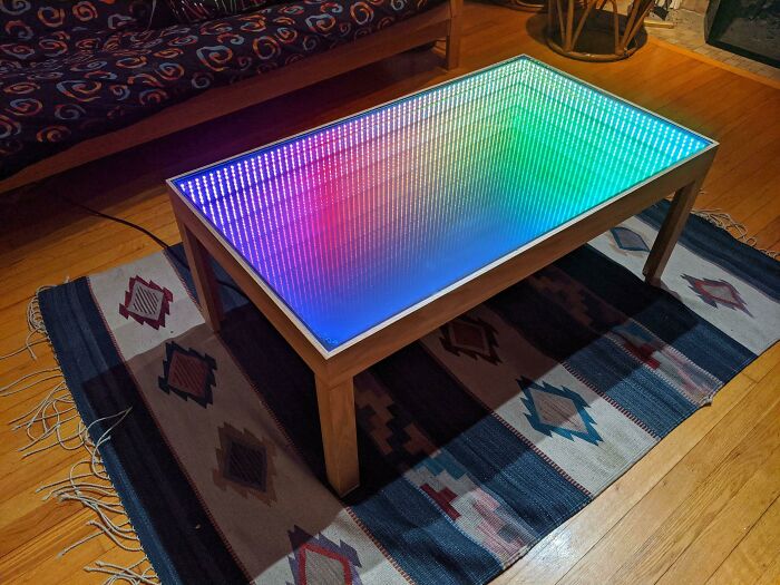 Fiz uma mesa de centro com espelho infinito programável com 600 LEDs!