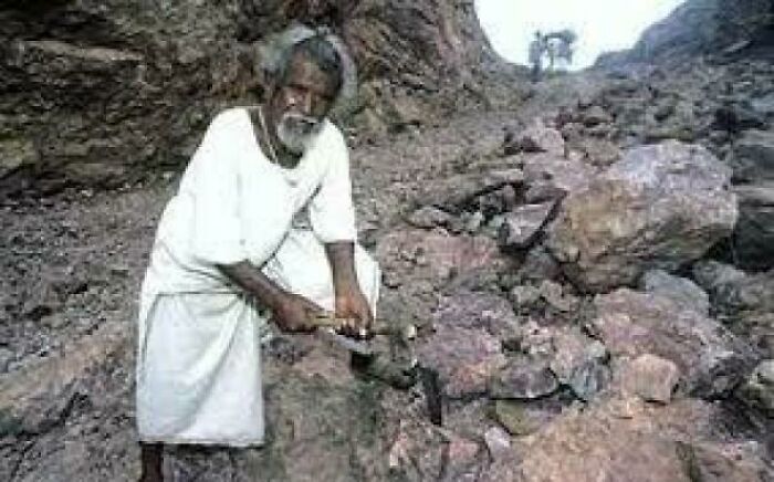 Dashrath Manjhi's Wife Died By Falling From A Mountain, The Same Mountain Blocked Easy Access To A Nearby Hospital. Over 22yrs He Carved A Path Through A Mountain Path With Only A Chisel & Hammer Reducing The Journey To The Hospital From 22km To 1km