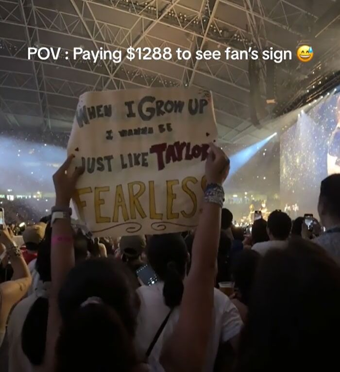 Paying $1288 For One Ticket Just To See Fan’s Sign For One Entire Song