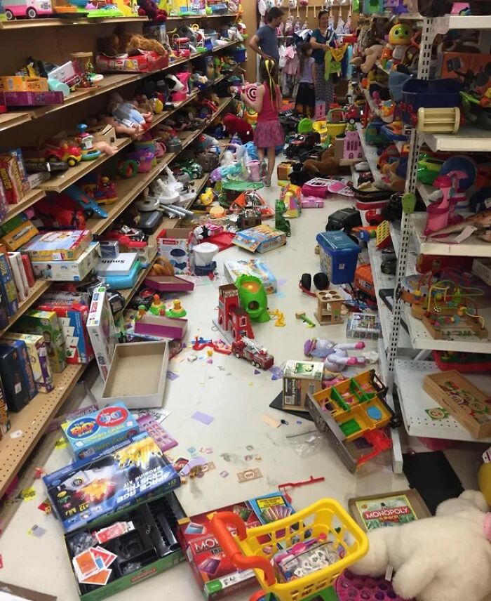 Los niños destrozan la sección de juguetes de una tienda de segunda mano y a los padres les da igual