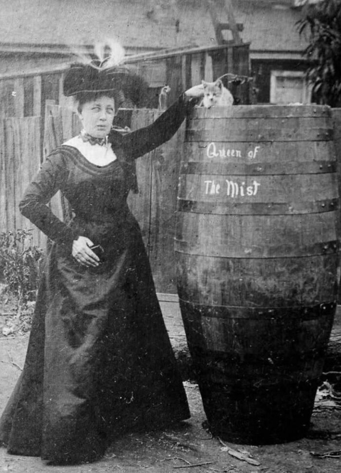 Annie Edson Taylor y su gato posan con el barril con el que cayó por las cataratas del Niágara en 1901