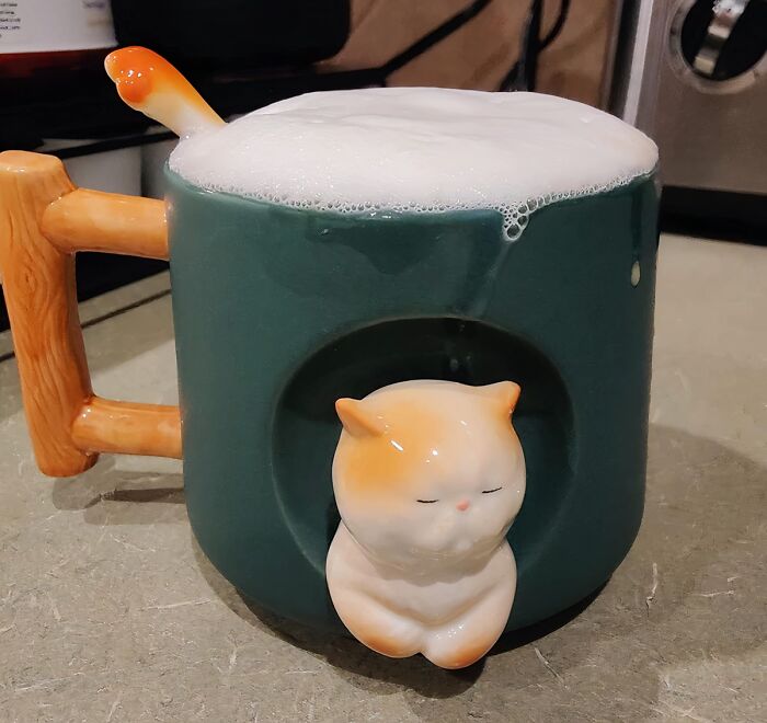 This 3D Ceramic Cat Mug With Lid And Spoon Is The Ultimate Cat-Tastic Companion For Your Coffee, Tea, Or Hot Cocoa – It's So Cute, You Might Just Forget To Drink Your Beverage