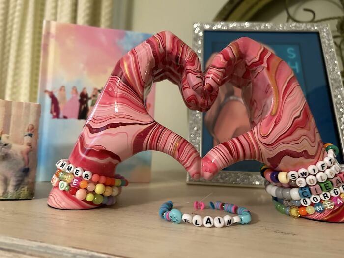 This Heart Hand Sculpture Is The Only Acceptable Place To Display Your Friendship Bracelet Haul