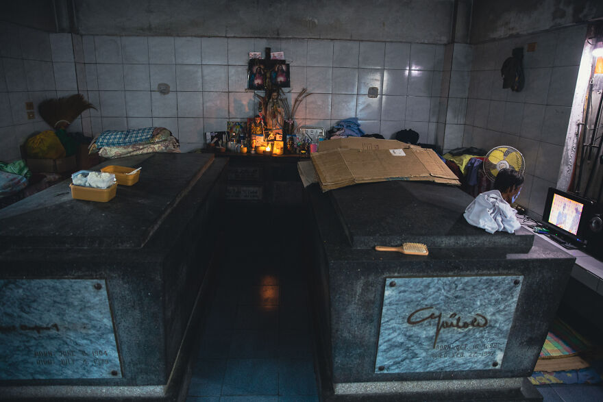 People Living In The Cemetery In Manila, Philippines