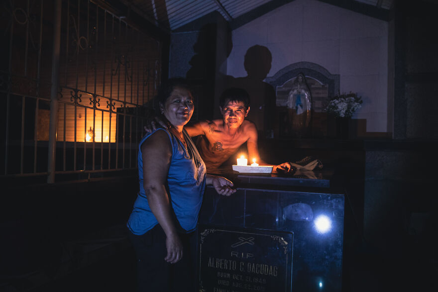 Family Lifestyle Next To The Tomb In Manila