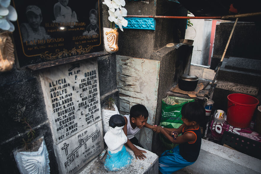 Families Living In The Cemetery In Manila, Philippines