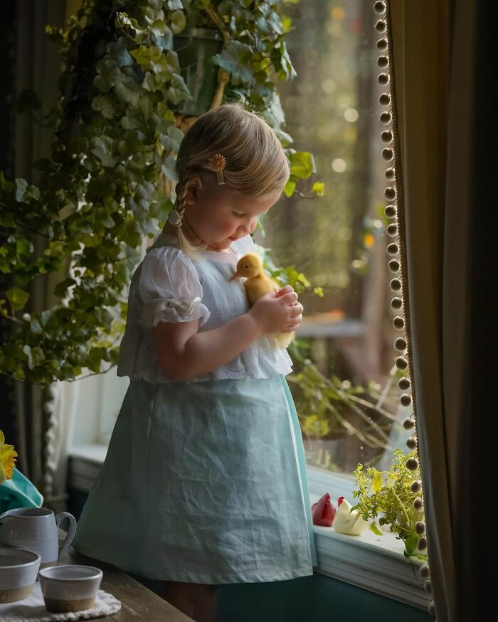 Woman Captures The Unconditional Love Between Her 3-Year-Old Daughter And Baby Ducklings