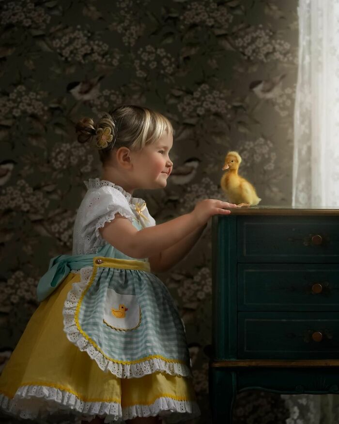 Woman Captures The Unconditional Love Between Her 3-Year-Old Daughter And Baby Ducklings