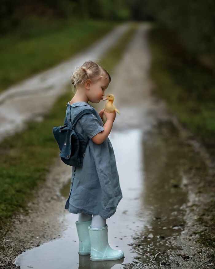 Woman Captures The Unconditional Love Between Her 3-Year-Old Daughter And Baby Ducklings